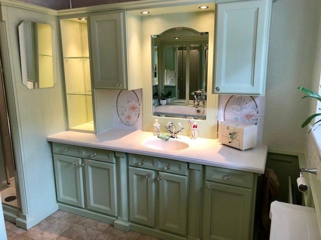 BATHROOM VANITY UNIT